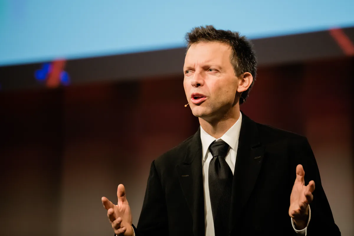 Christian Folini introducing speakers at teh Swiss Cyber Storm conference