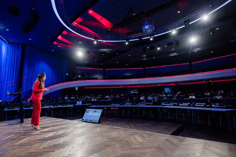 Yanya Viskovich delivering the closing keynote to Swiss Cyber Storm 2023